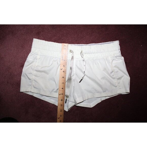 Lululemon Hotty Hot Low-Rise shorts Running pants Size 6 Lightweight outdoor - Picture 5 of 10